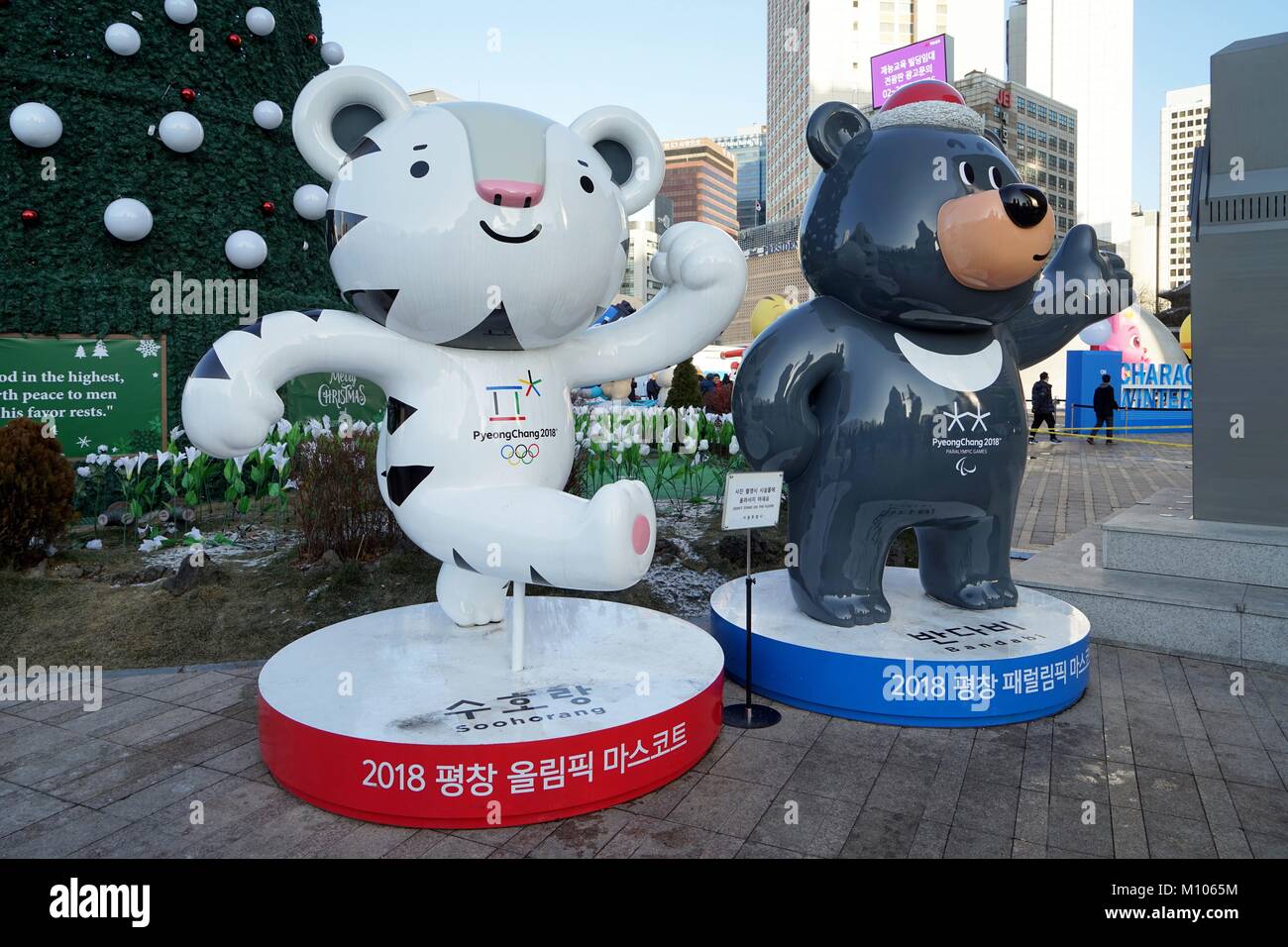 Corée du Sud : les mascottes des Jeux Olympiques 2018 de PyeongChang (Soohorang, à gauche) et paralympiques d'hiver de 2010 (Bandabi, droite) en face de l'Hôtel de ville de Séoul. Photo de 31. Décembre 2017. Dans le monde d'utilisation | Banque D'Images