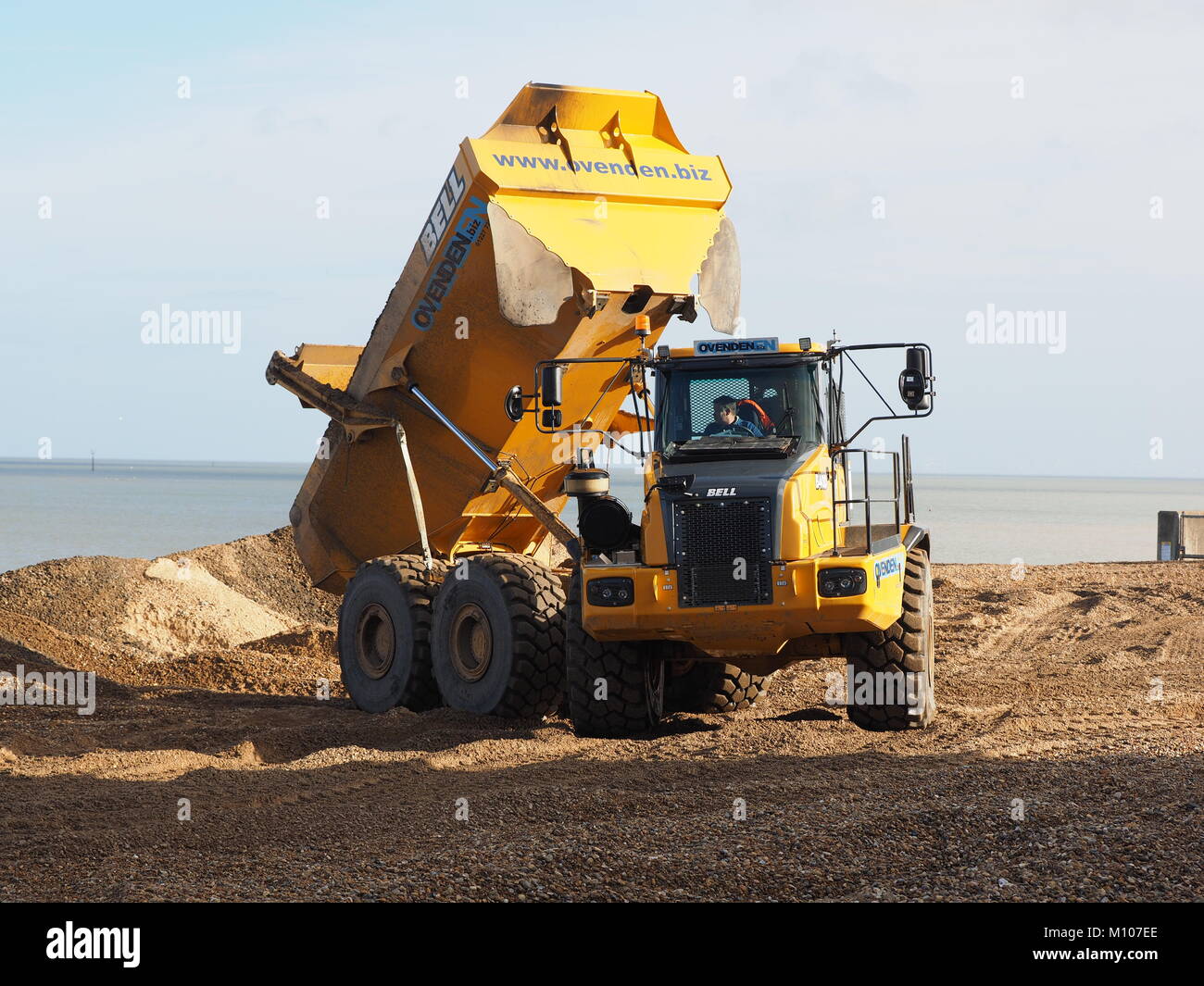 Sheerness, Kent, UK. 25 Jan, 2018. L'Agence de l'Environnement effectue des travaux d'entretien de défense contre la mer à Sheerness. Team Van Oord sont l'excavation d'environ 15 000 mètres cubes de Shingle Point de Garrison pour reconstituer la plage à l'Est. Les entrepreneurs travaillent de 6h à 22h à marée basse, et l'espoir d'achever les travaux d'ici la fin de février. Credit : James Bell/Alamy Live News Banque D'Images