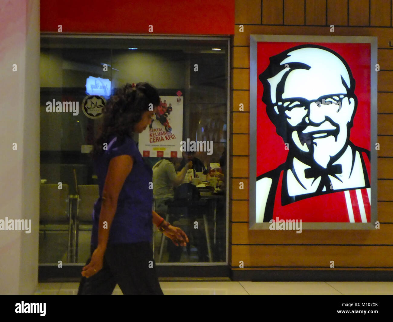 24 janvier 2018 - Kuala Lumpur, Kuala Lumpur, Malaisie - une femme est considérée en passant par restaurant KFC...Kuala Lumpur ou communément appelé KL est la capitale nationale de la Malaisie et est la plus forte croissance des régions métropolitaines en Asie du Sud-Est. L'urban city est également bien connu de l'organisation mondiale pour le tourisme et le shopping. Kuala Lumpur a un grand transport public pour les personnes dans la ville. (Crédit Image : © Faris Hadziq/SOPA via Zuma sur le fil) Banque D'Images