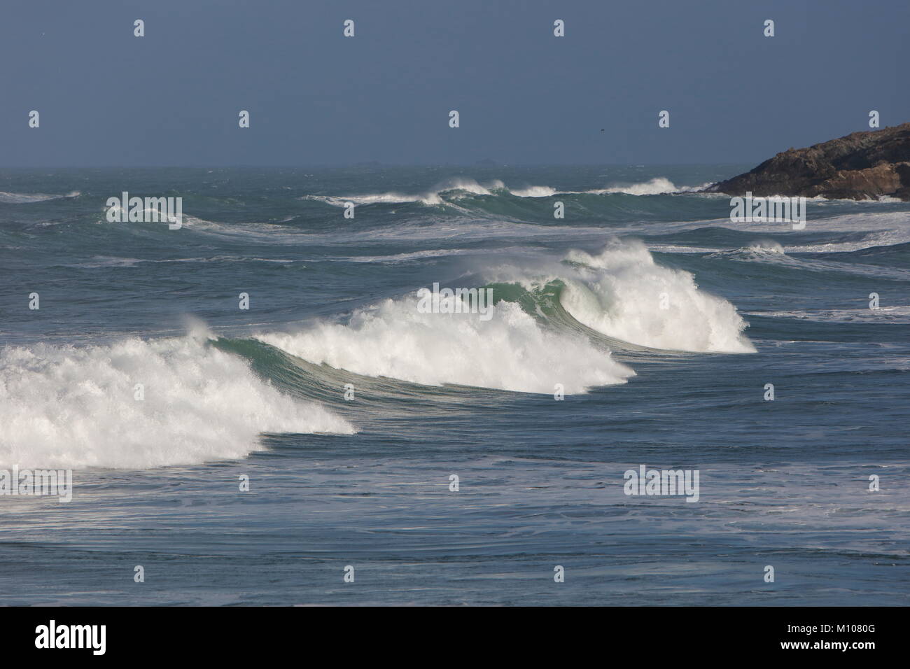 Newquay, Cornwall, UK. 25 Jan, 2018. La houle et les vagues de 15 pieds a frappé la côte nord des Cornouailles de Newquay. Credit : Nicholas Burningham/Alamy Live News Banque D'Images