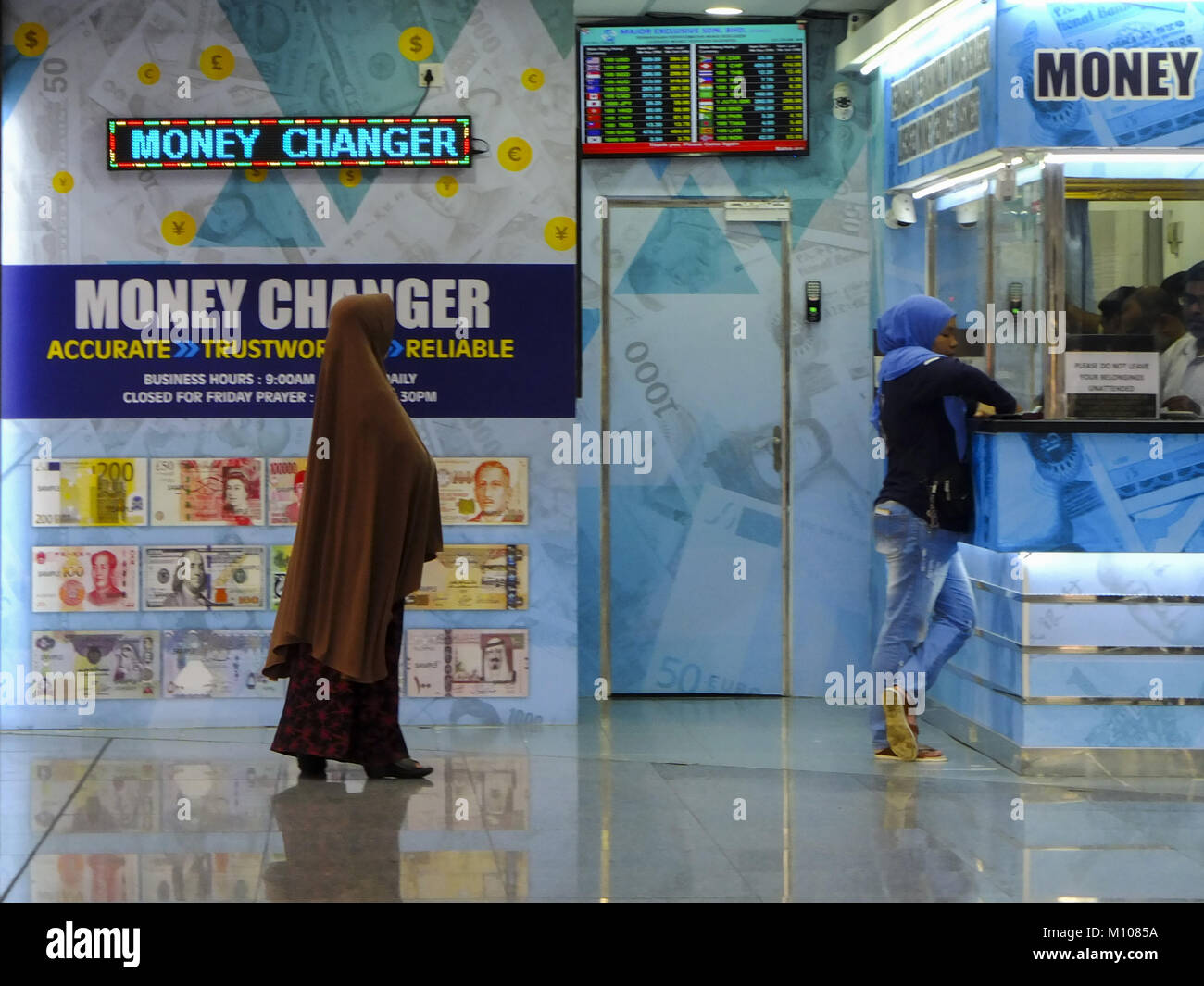 24 janvier 2018 - Kuala Lumpur, Kuala Lumpur, Malaisie - une femme est considéré à l'changeur de monnaie...Kuala Lumpur ou communément appelé KL est la capitale nationale de la Malaisie et est la plus forte croissance des régions métropolitaines en Asie du Sud-Est. L'urban city est également bien connu de l'organisation mondiale pour le tourisme et le shopping. Kuala Lumpur a un grand transport public pour les personnes dans la ville. (Crédit Image : © Faris Hadziq/SOPA via Zuma sur le fil) Banque D'Images
