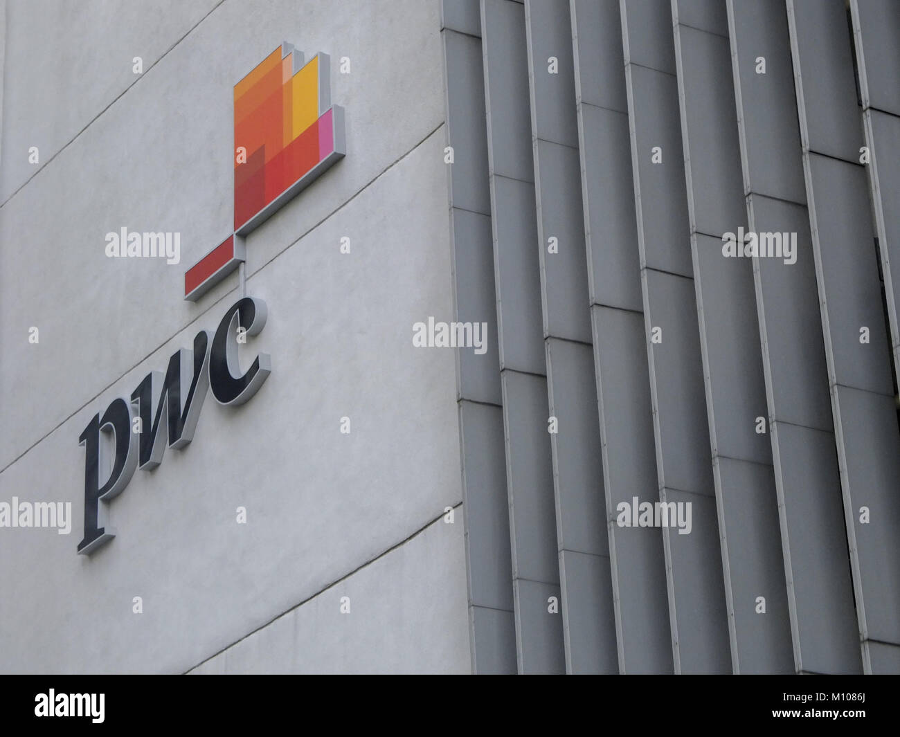 24 janvier 2018 - Kuala Lumpur, Kuala Lumpur, Malaisie - PWC signe est vu à un bâtiment à Kuala Lumpur, Kuala Lumpur ou communément appelé KL est la capitale nationale de la Malaisie et est la plus forte croissance des régions métropolitaines en Asie du Sud-Est. L'urban city est également bien connu de l'organisation mondiale pour le tourisme et le shopping. Kuala Lumpur a un grand transport public pour les personnes dans la ville. (Crédit Image : © Faris Hadziq/SOPA via Zuma sur le fil) Banque D'Images