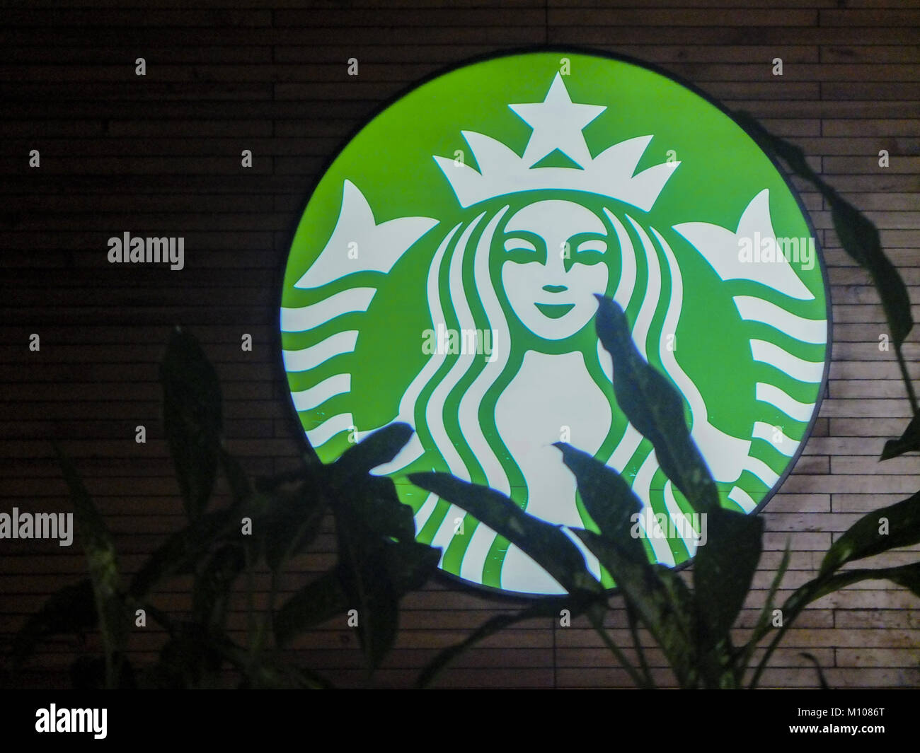 24 janvier 2018 - Kuala Lumpur, Kuala Lumpur, Malaisie - Starbucks enseigne commerciale est vue à Kuala Lumpur, Kuala Lumpur ou communément appelé KL est la capitale nationale de la Malaisie et est la plus forte croissance des régions métropolitaines en Asie du Sud-Est. L'urban city est également bien connu de l'organisation mondiale pour le tourisme et le shopping. Kuala Lumpur a un grand transport public pour les personnes dans la ville. (Crédit Image : © Faris Hadziq/SOPA via Zuma sur le fil) Banque D'Images