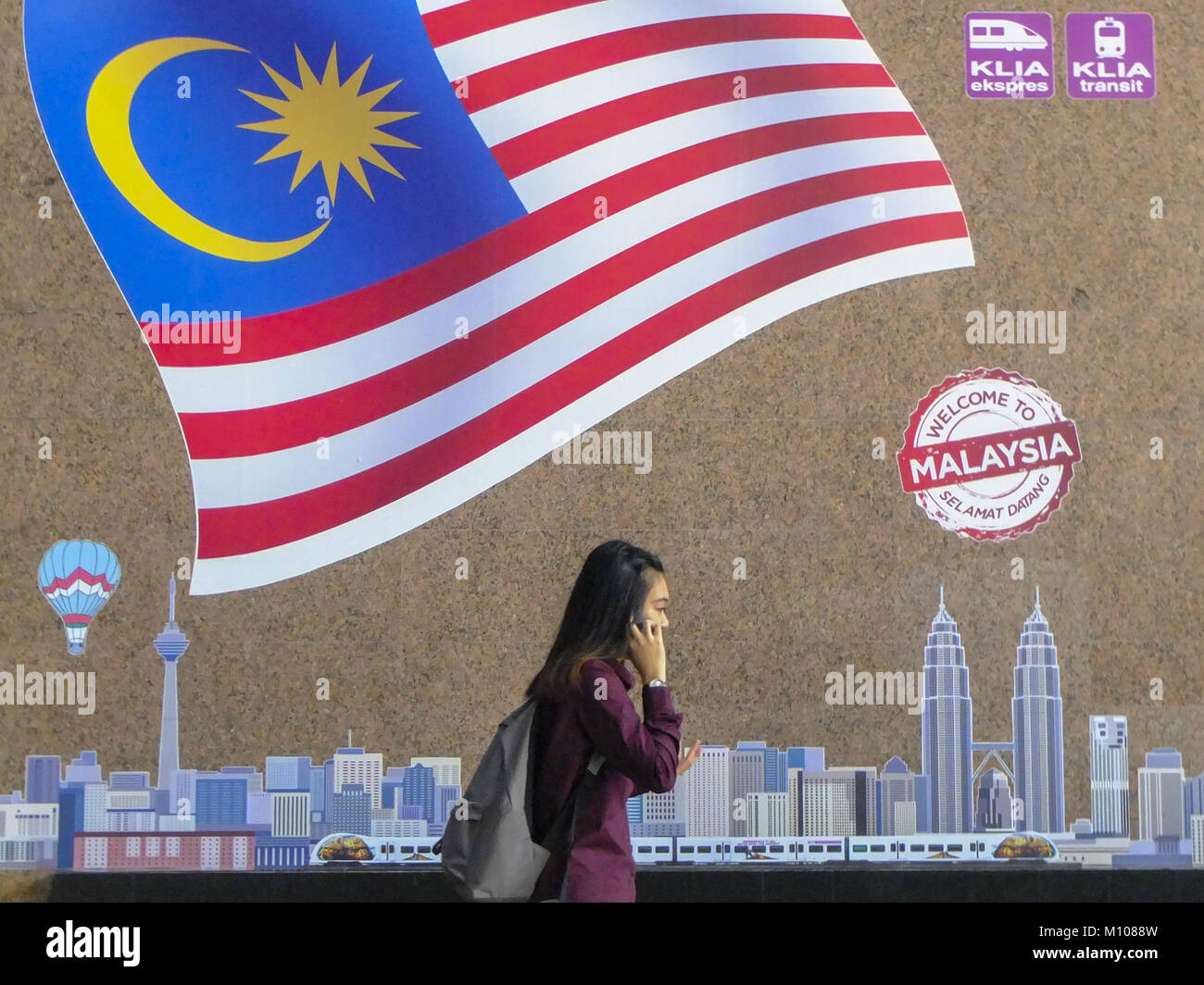 24 janvier 2018 - Kuala Lumpur, Kuala Lumpur, Malaisie - une femme est vue à Kuala Lumpur avec un drapeau de la Malaisie comme arrière-plan...Kuala Lumpur ou communément appelé KL est la capitale nationale de la Malaisie et est la plus forte croissance des régions métropolitaines en Asie du Sud-Est. L'urban city est également bien connu de l'organisation mondiale pour le tourisme et le shopping. Kuala Lumpur a un grand transport public pour les personnes dans la ville. (Crédit Image : © Faris Hadziq/SOPA via Zuma sur le fil) Banque D'Images
