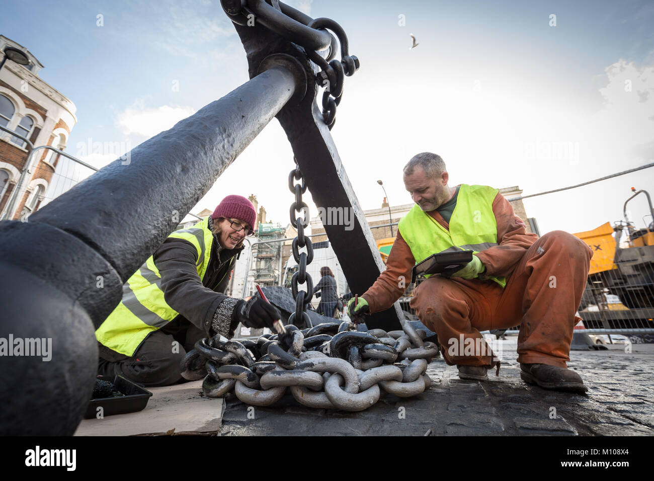 Londres, Royaume-Uni. 25 Jan, 2018. L'emblématique Deptford ancre est finalement remis à sa place d'origine à l'extrémité sud de Deptford High Street après avoir été retiré en 2013 pour des travaux de réaménagement de la rue. Vu ici à peindre sur sa nouvelle base pavée peu après avoir été soulevée. L'ancre fait partie de la riche histoire maritime de Deptford. Crédit : Guy Josse/Alamy Live News Banque D'Images