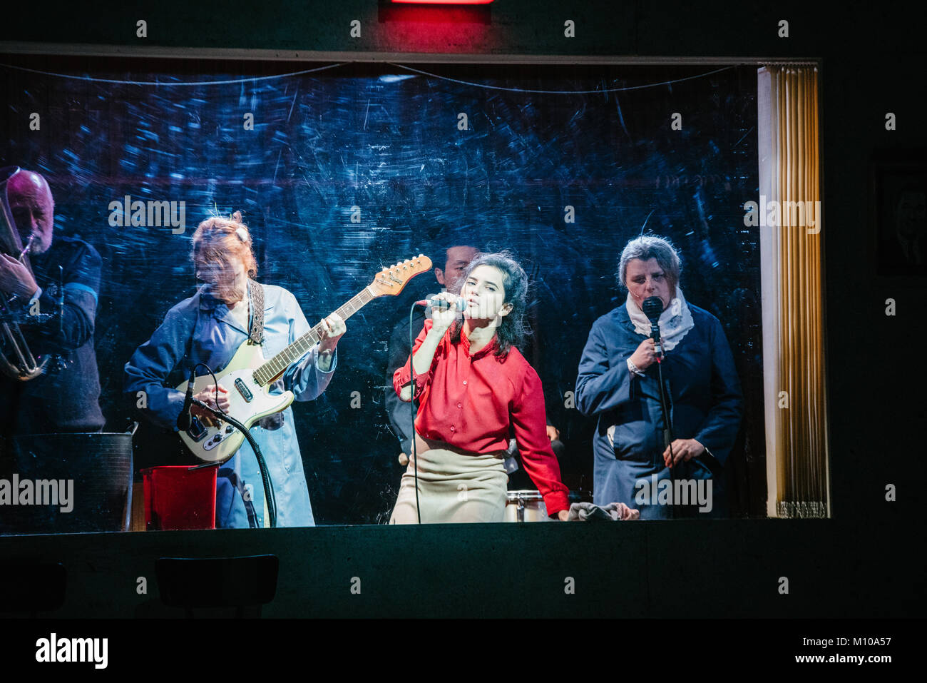 Londres, Royaume-Uni. 24 Jan, 2018. Peeping Tom présent Moeder (mère) au Barbican qui court du 24 au 27 janvier. La performance est de la parto London International Mime Festival 2018. Crédit photo : Danilo Moroni/Alamy Live News Banque D'Images