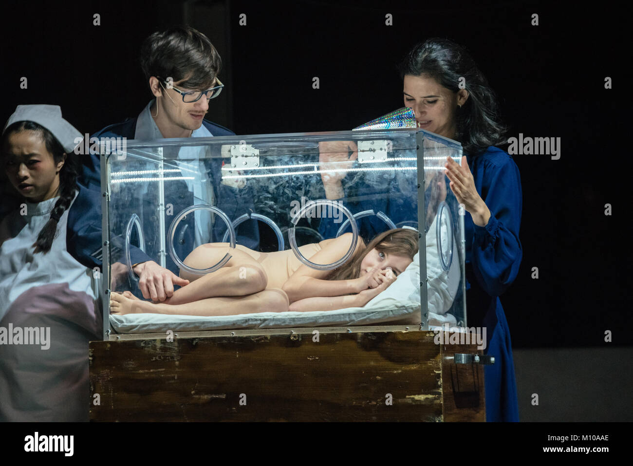 Londres, Royaume-Uni. 24 Jan, 2018. Peeping Tom présent Moeder (mère) au Barbican qui court du 24 au 27 janvier. La performance est de la parto London International Mime Festival 2018. Crédit photo : Danilo Moroni/Alamy Live News Banque D'Images