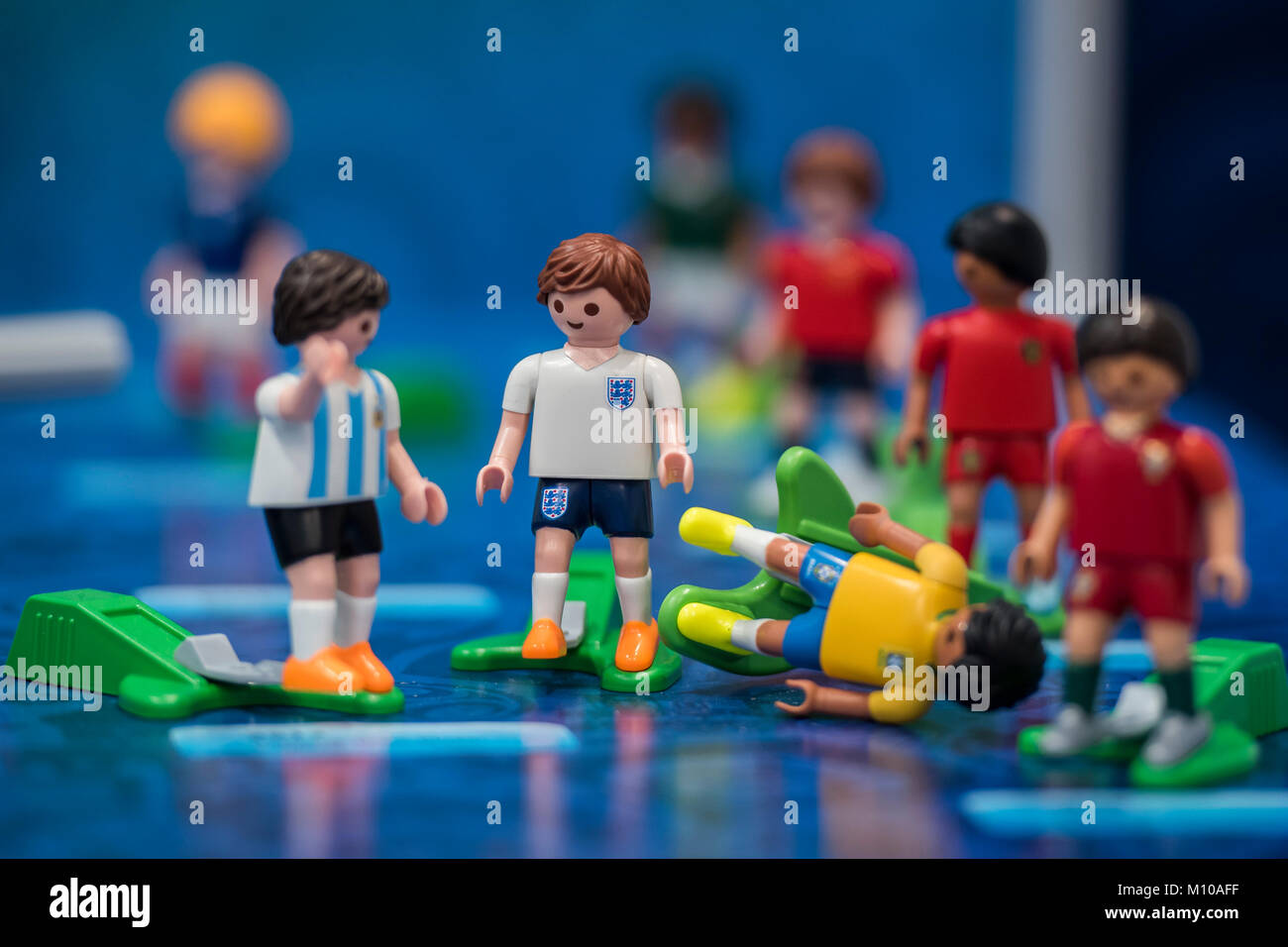 Londres, Royaume-Uni. 25 Jan, 2018. Produits associés à des événements  contemporains sur le Stand Playmobil, dans ce cas, les footballeurs de la coupe  du monde - Toy Fair, Olympia, Londres, Royaume-Uni, 25