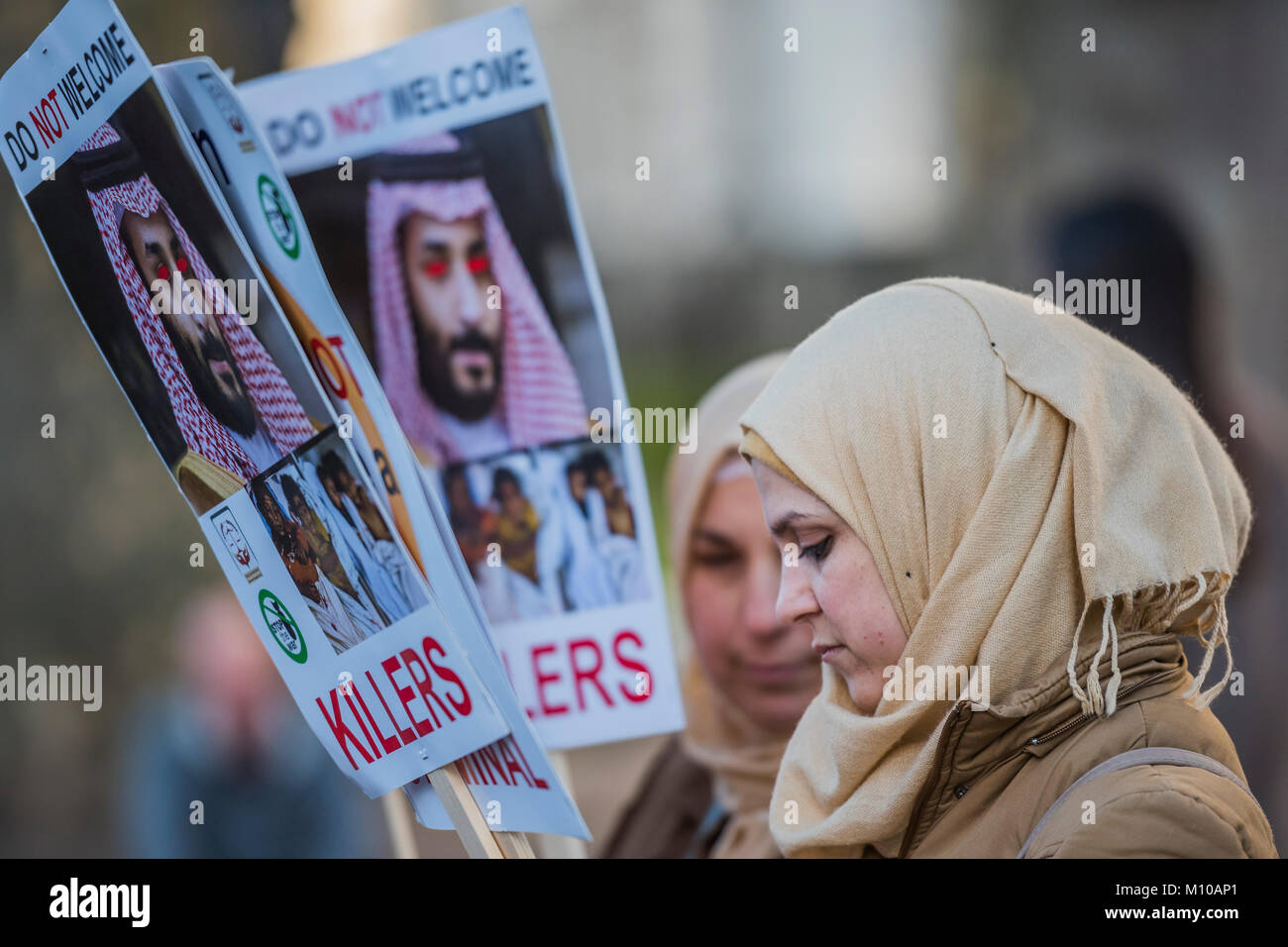 Londres, Royaume-Uni. 25 Jan, 2018. Protestation contre la visite de potentiels Arabie Prince Mohammad bin Salman à la Grande-Bretagne. Il est le deuxième plus haut fonctionnaire du régime saoudien et supervise actuellement le bombardement du Yémen. La manifestation était organisée par la campagne contre le commerce des armes et la Coalition contre la guerre à l'extérieur de Downing Street. Crédit : Guy Bell/Alamy Live News Banque D'Images