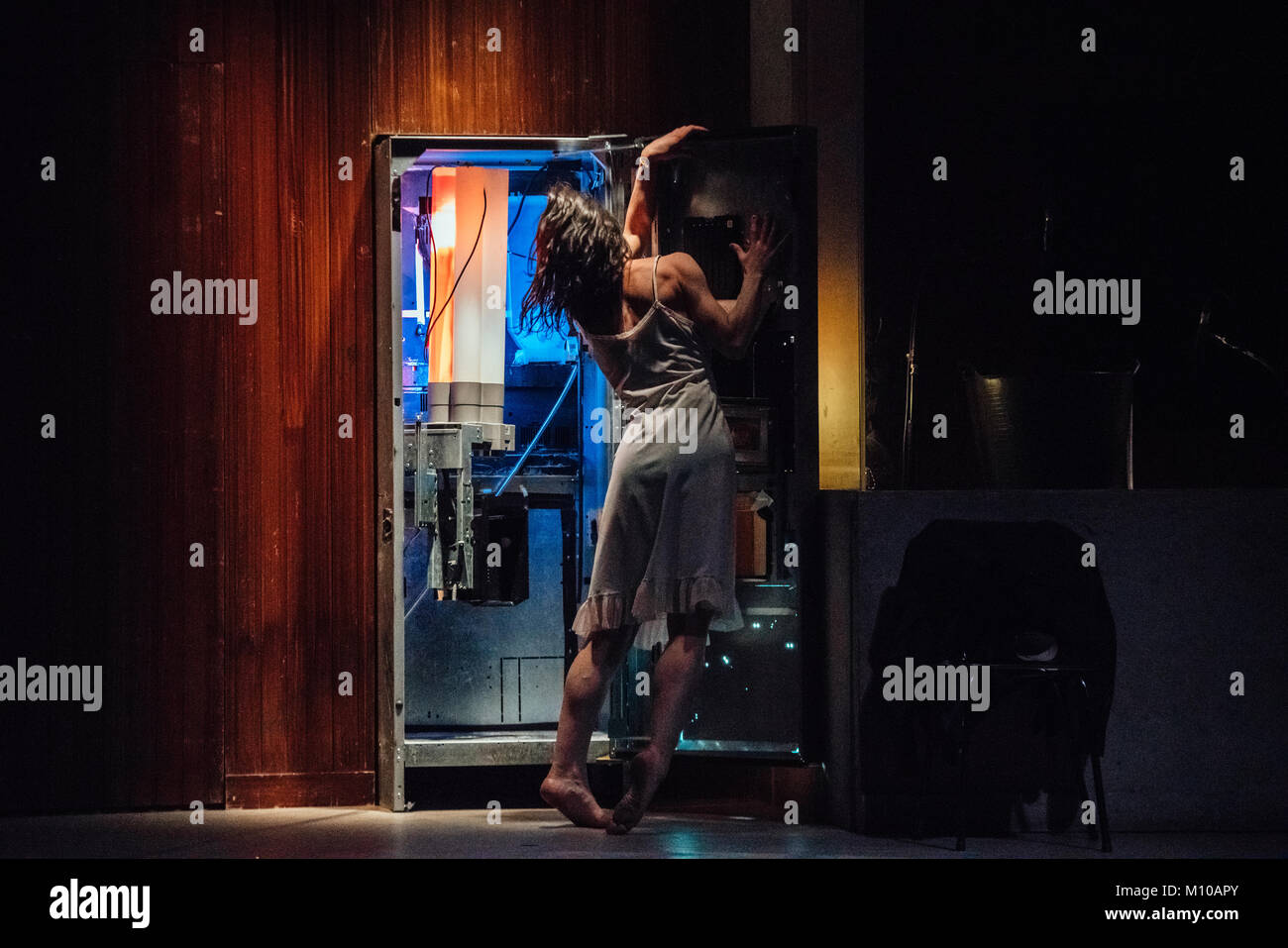 Londres, Royaume-Uni. 24 Jan, 2018. Peeping Tom présent Moeder (mère) au Barbican qui court du 24 au 27 janvier. La performance est de la parto London International Mime Festival 2018. Crédit photo : Danilo Moroni/Alamy Live News Banque D'Images