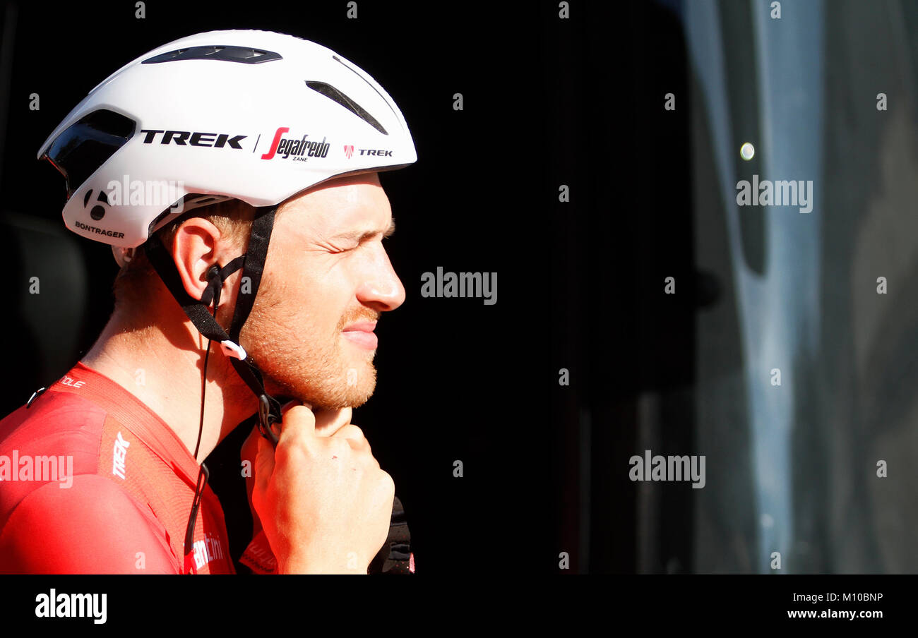 Mallorca, Espagne. 25 Jan, 2018. Le cycliste autrichien de l'équipe Trek Segafredo MATTHIAS BRANDLE adust son casque avant le Mallorca Challenge première étape dans le village de Campos à Mallorca, Espagne. Mafalda/Alamy Live News Banque D'Images