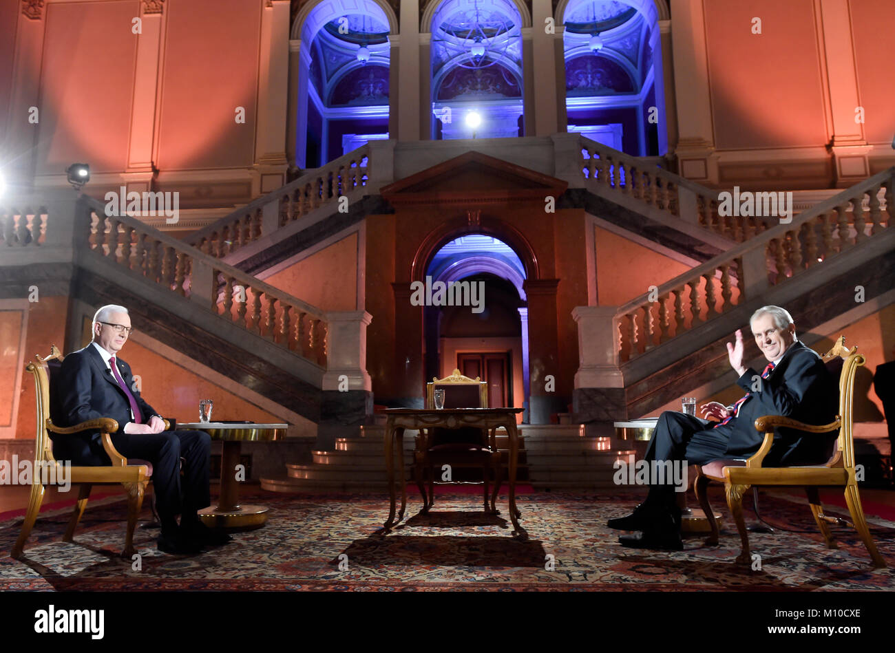 Prague, République tchèque. 25 Jan, 2018. Jiri universitaire Drahos (à gauche) a déclaré le président Zeman (droite) était un représentant de l'époque passée, le pacte de partage du pouvoir de l'opposition appelé "accord" entre les sociaux-démocrates au pouvoir et l'opposition du Parti démocratique civique (ODS) en 1998 et le clientélisme pendant le débat présidentiel sur la Télévision Tchèque à Prague, République tchèque, le 25 janvier 2018. Photo : CTK Vit Simanek/Photo/Alamy Live News Banque D'Images