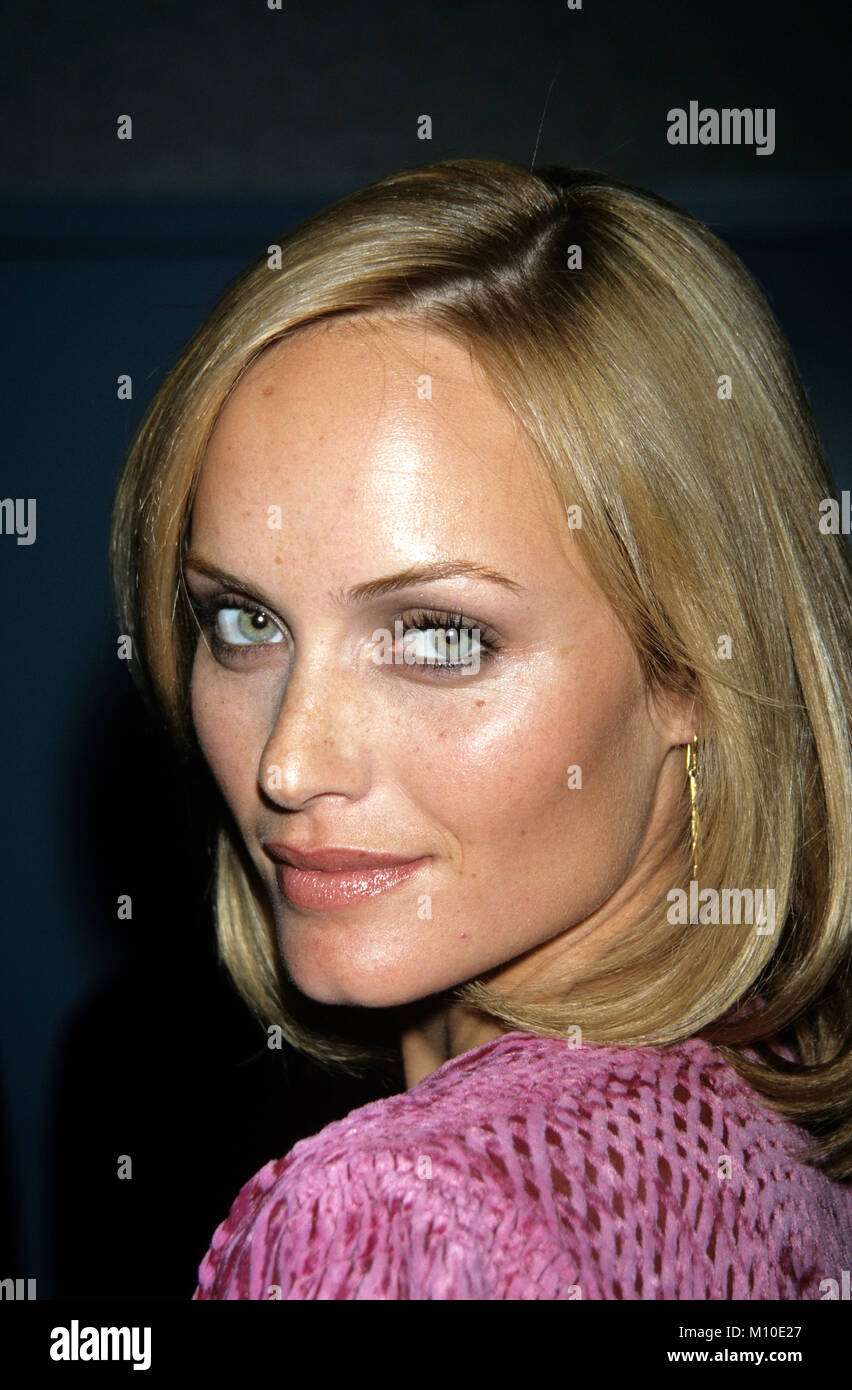 L'Amber Valetta assiste à la VH-1 Fashion Awards le 23 octobre, 1998. ©RTMcbride MediaPunch / Banque D'Images