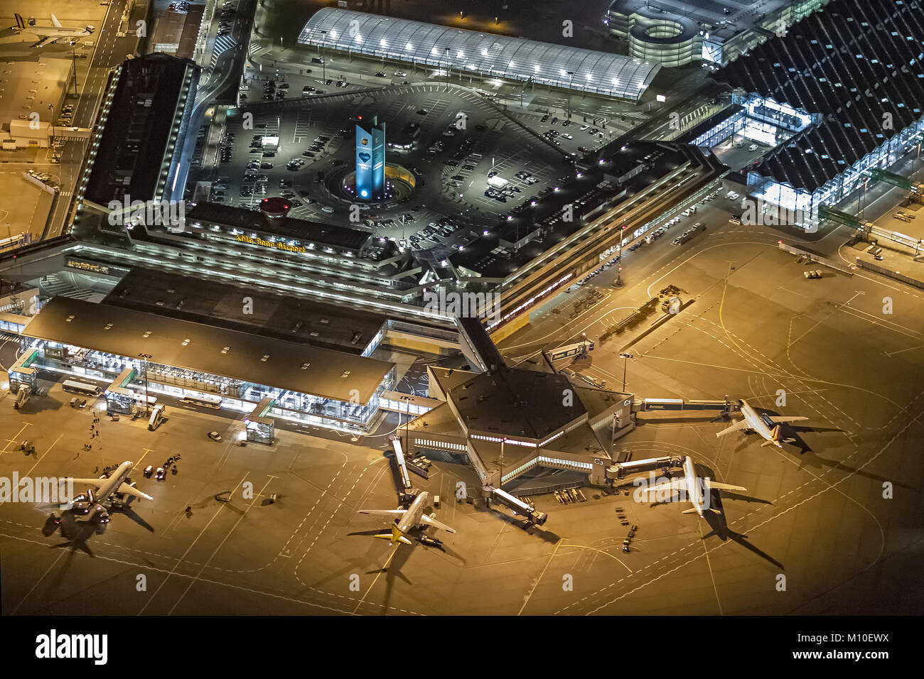 Vue aérienne, l'aéroport de Cologne / Bonn - Konrad Adenauer, l'aéroport de Cologne-Bonn, d'aéronefs à l'arrivée les doigts, tablier, tablier, Terminal de l'aéroport illuminé Banque D'Images
