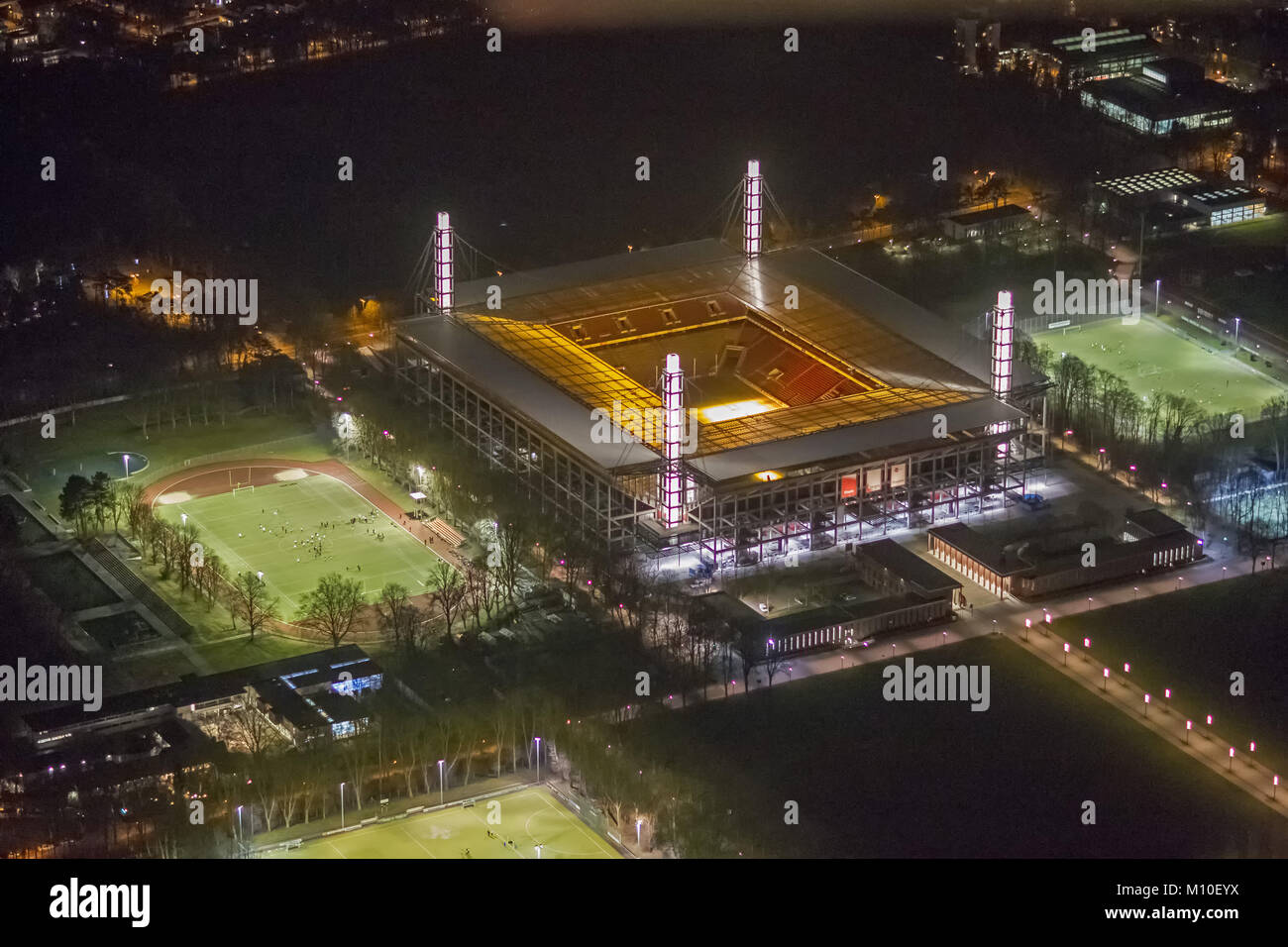 Luftbild, Müngersdorfer Stadion, RheinEnergieStadion, 1. FC Köln , Bundesligastadion bei nacht, Nachtaufnahme, Köln, Rheinland, Nordrhein-Westfalen, D Banque D'Images