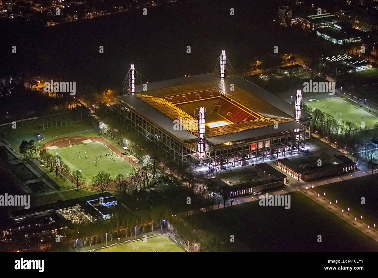 Luftbild, Müngersdorfer Stadion, RheinEnergieStadion, 1. FC Köln , Bundesligastadion bei nacht, Nachtaufnahme, Köln, Rheinland, Nordrhein-Westfalen, D Banque D'Images