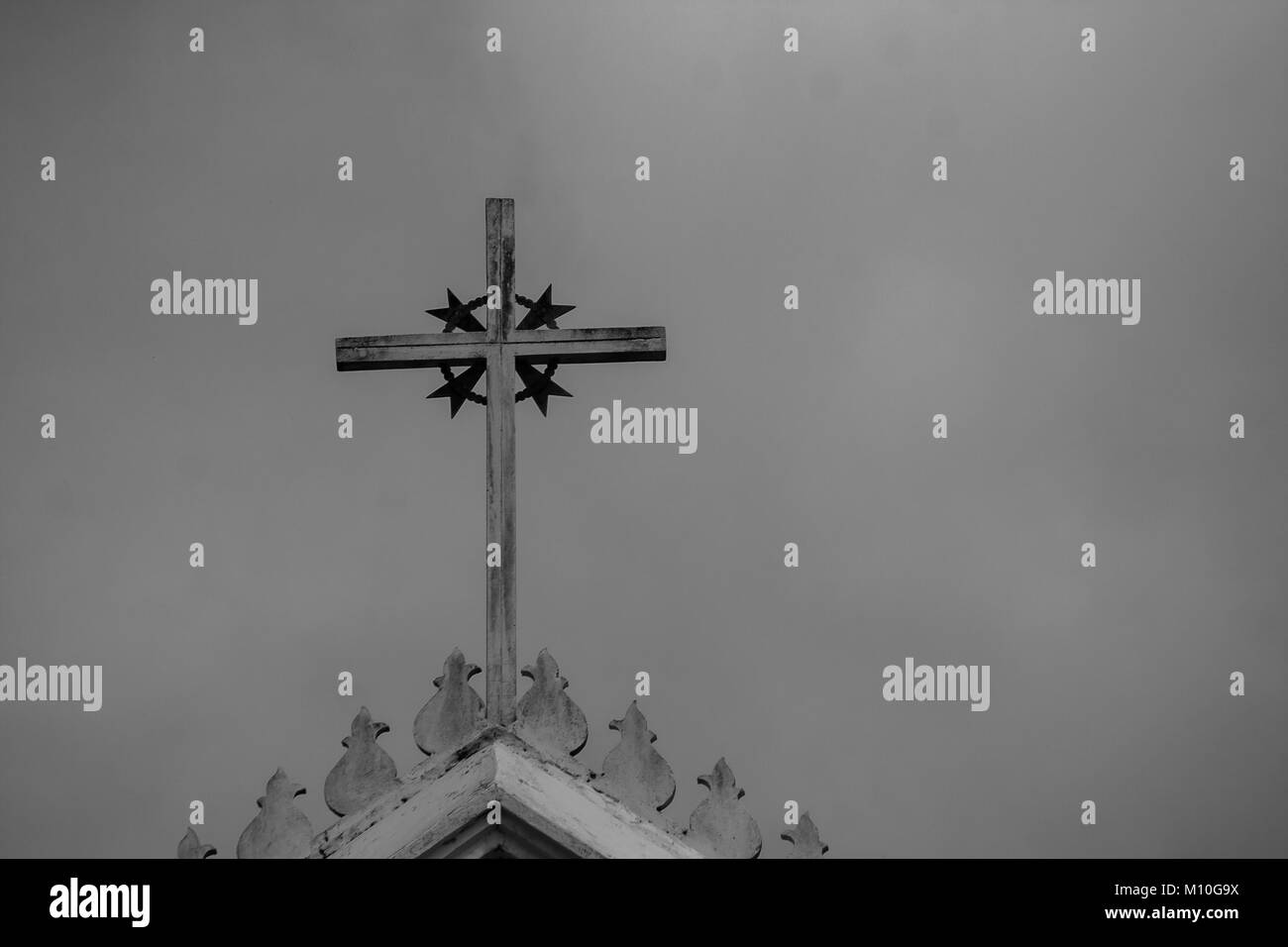 Image en noir et blanc de close up metal sainte croix ou crucifix sur le haut de l'église blanche. (Selective focus) Banque D'Images Image en noir et blanc de close up metal sainte croix ou crucifix sur le haut de l'église blanche. (Selective focus) Banque D'Images