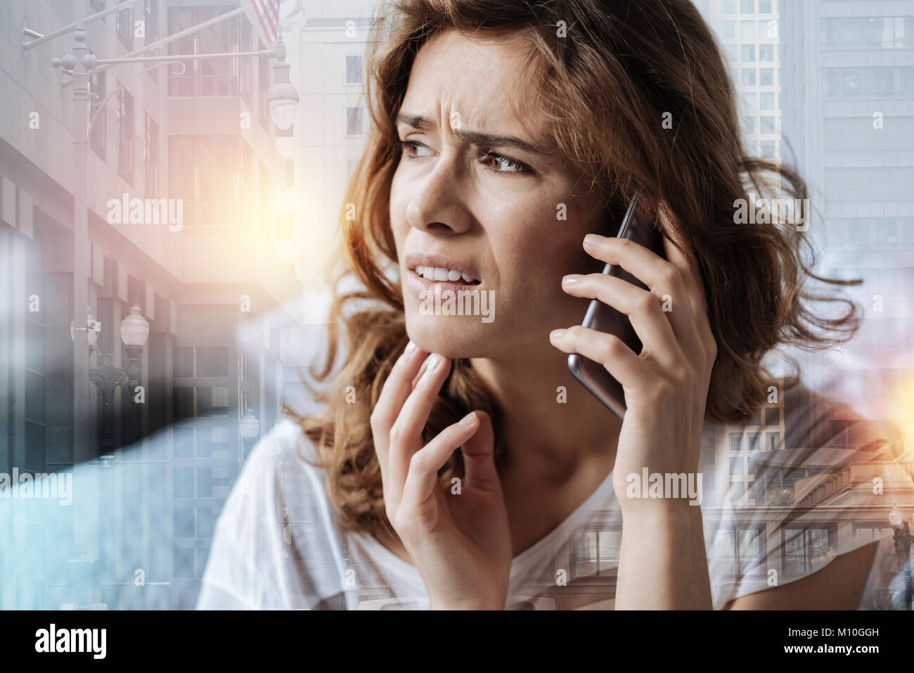Femme confus d'avoir eu une conversation sur le téléphone Banque D'Images