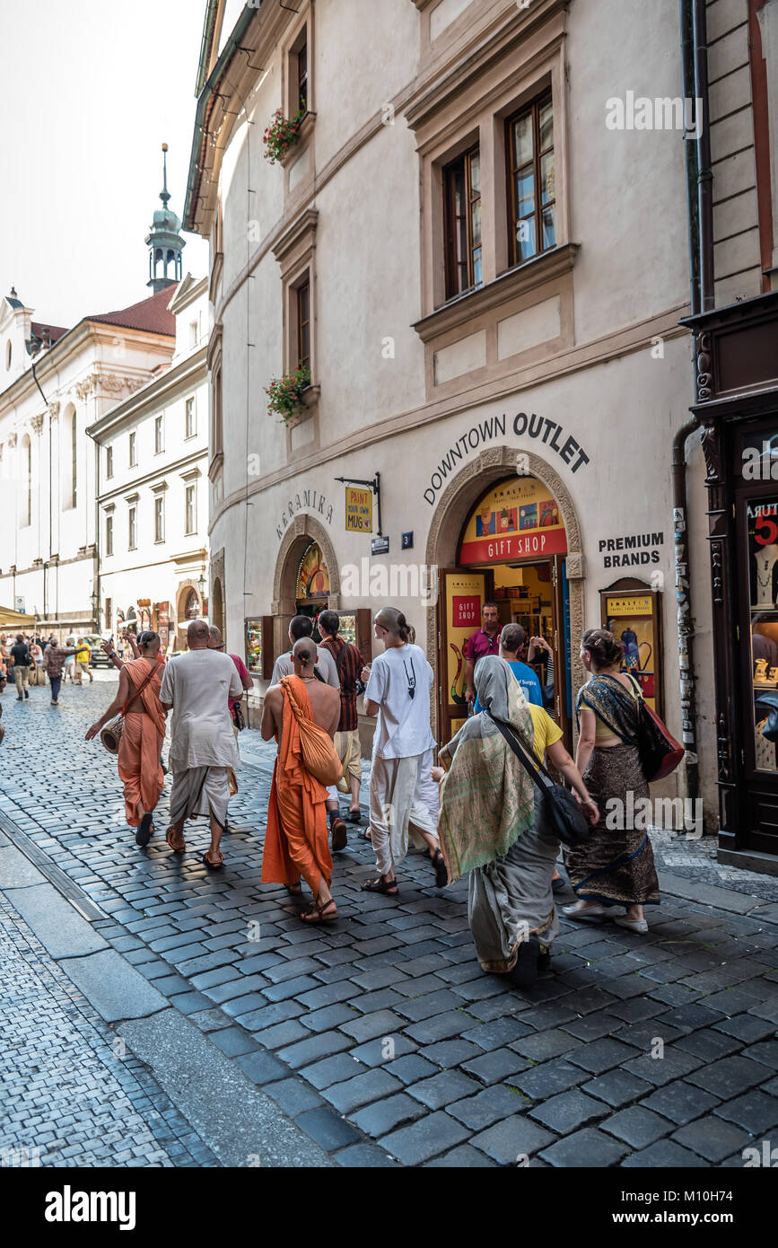 Prague, République tchèque - Le 18 août 2017 : rue bondé dans le centre historique de Prague avec Hare Krishna en chantant. Banque D'Images