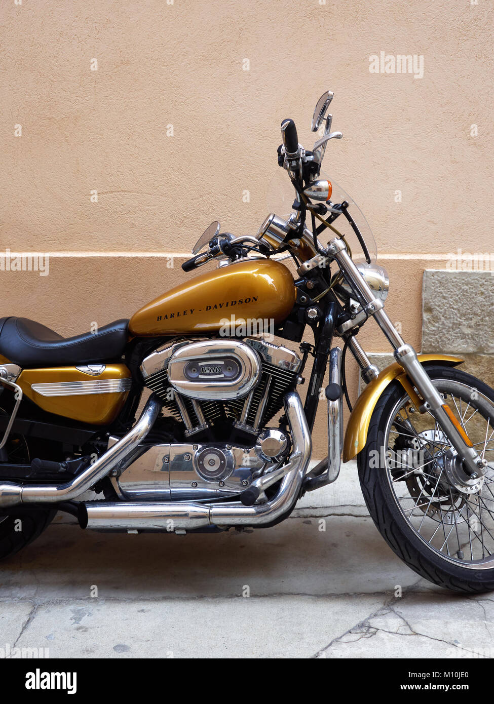 Une Harley Davidson Sportster 1200 Custom moto garée dans une rue de St Tropez, France. Banque D'Images