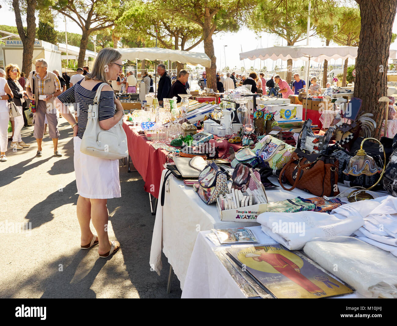 Marché aux puces en plein air à St Maxime, France, Close up de table avec Marilyn Monroe bust Banque D'Images