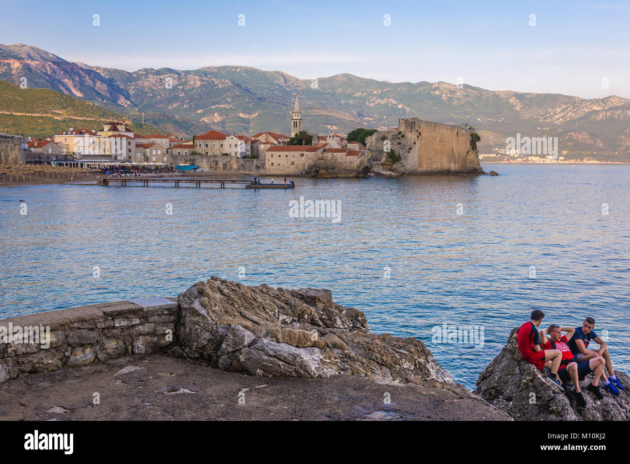 Vue sur la vieille ville fortifiée avec clocher de la cathédrale Saint Jean Baptiste à Budva, ville sur la côte de la mer adriatique au Monténégro Banque D'Images Vue sur la vieille ville fortifiée avec clocher de la cathédrale Saint Jean Baptiste à Budva, ville sur la côte de la mer adriatique au Monténégro Banque D'Images