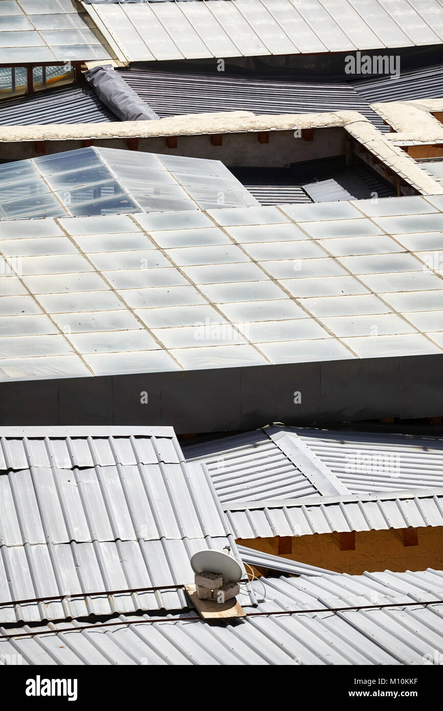 Photo aérienne de toits ou plaques ondulées, résumé contexte urbain. Banque D'Images