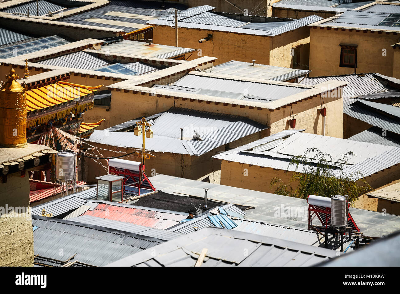 Photo aérienne de toits ou plaques ondulées, résumé contexte urbain. Banque D'Images
