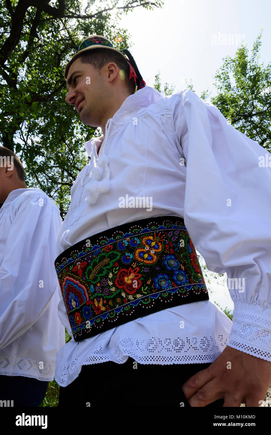 Comté de Maramures, Roumanie, Village de Breb.procession en l'honneur de saint Paul, à la fin de juin. Jeune homme en costume traditionnel Banque D'Images