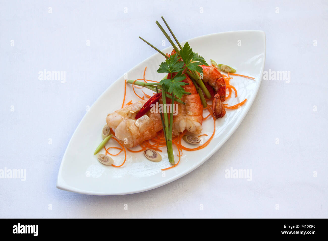 Thai Food, langoustines à la citronnelle, le piment, l'oignon de printemps et de carotte râpée. Banque D'Images