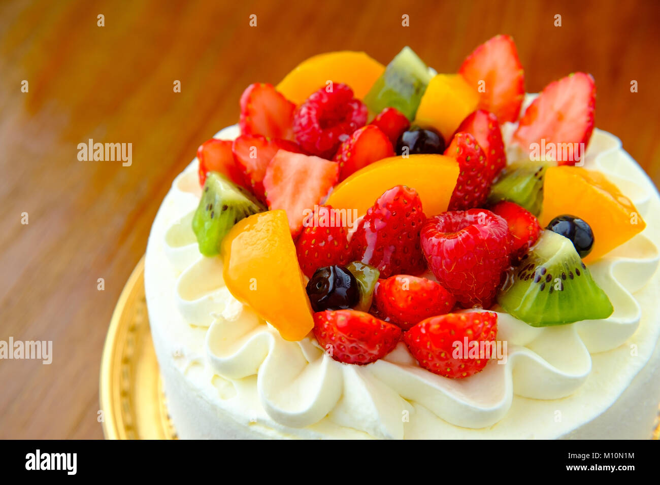 Cake Aux Fruits Exotiques Sur Fond De Bois Photo Stock Alamy