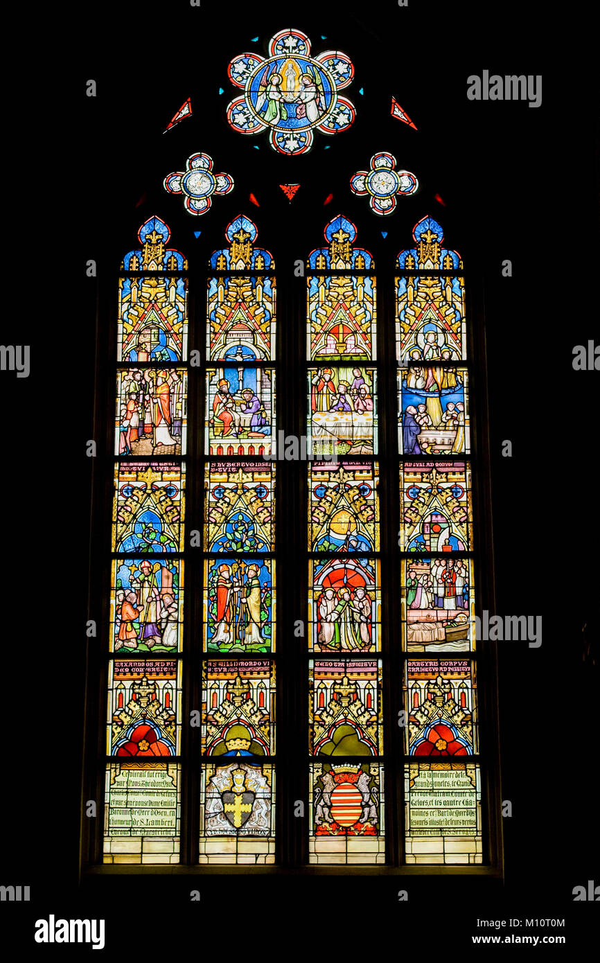 Vitrail coloré à partir de 1880 dans la basilique Saint-servais médiévale à Maastricht aux Pays-Bas représentant 8 évêques. Banque D'Images