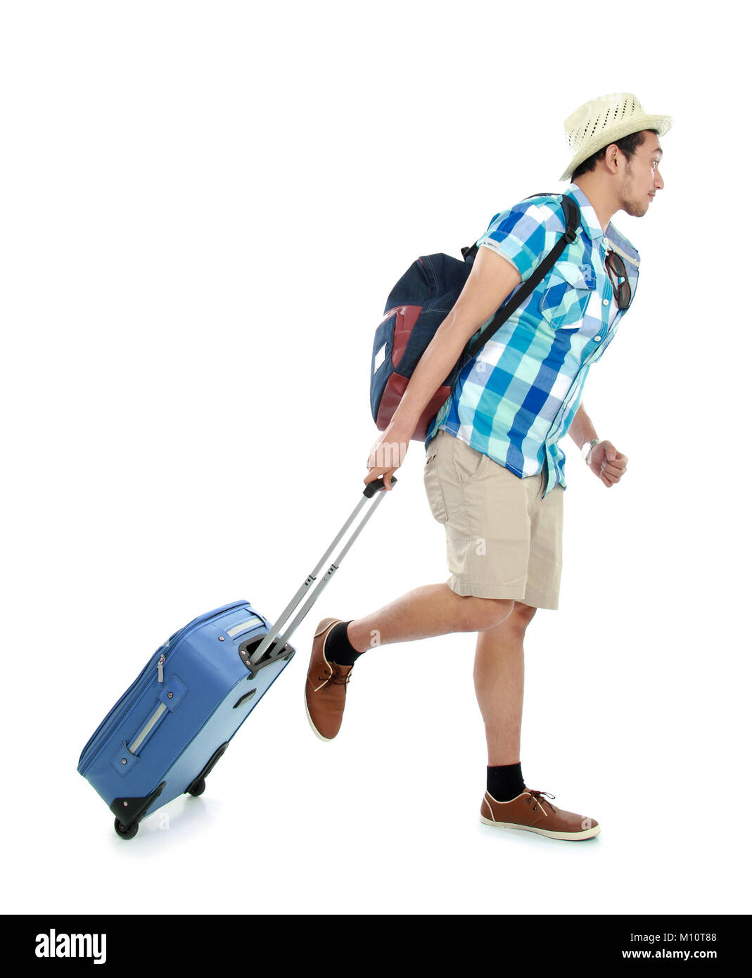 Portrait d'un touriste marcher avec valise isolé sur fond blanc Banque D'Images