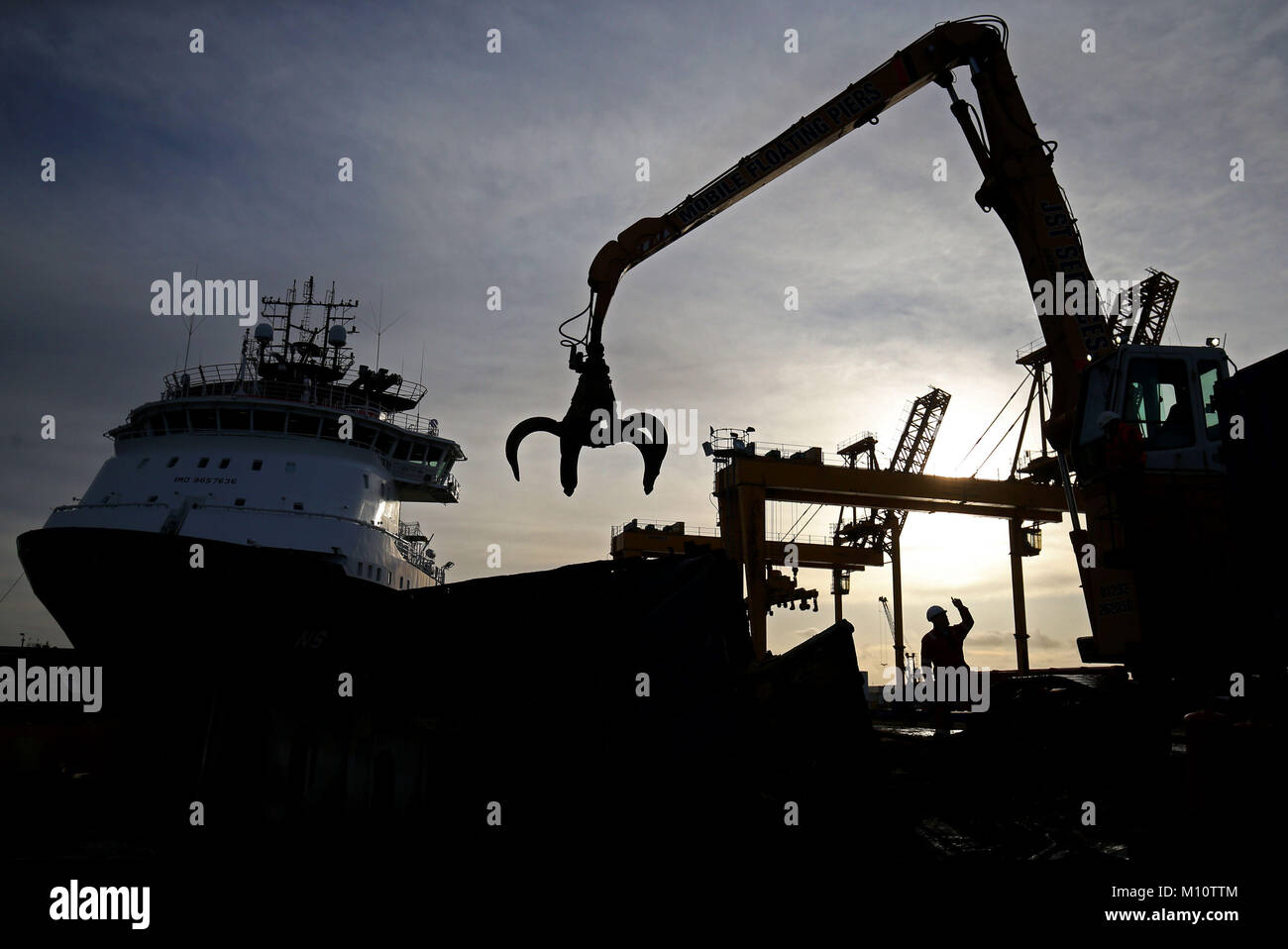 Un opérateur de grue, à Dales Marine Limited, travaillant sur place, à l'Impériale Leith, Édimbourg Dry Dock. Ministre des affaires, de l'innovation et de l'Énergie a annoncé aujourd'hui Paul timonerie la deuxième ronde de financement pour le Fonds d'encouragement de déclassement. Banque D'Images