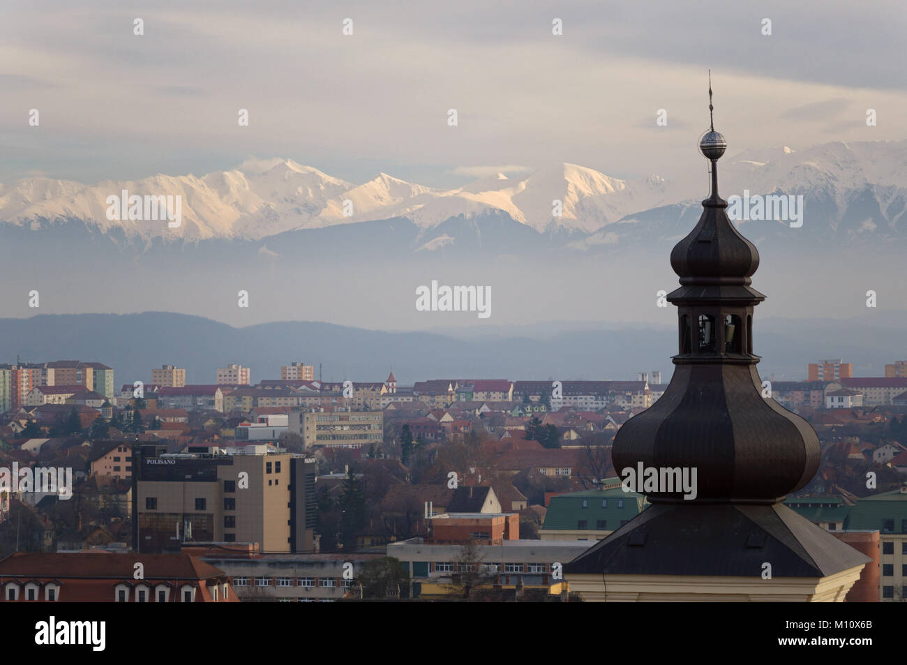Avis de Sibiu et montagnes des Carpates en Roumanie Banque D'Images