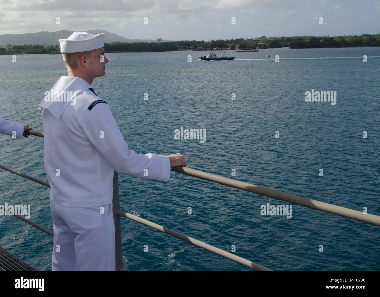 POINT POLARIS, Guam (jan. 23, 2018) - Intérieur électricien en communications 3e classe Matthieu Poivre, attribué à l'offre Câble sous-marin USS Frank (40), attend à l'homme les rails comme le navire retourne chez lui après 10 ans et demi-mois, le 23 janvier. Frank a quitté Câble Guam le 7 mars 2017, de soutenir les opérations expéditionnaires maritime dans la 3ème zone d'opérations de la flotte et de l'objet d'une mise en cale sèche la disponibilité de maintenance industrielle de vigueur ship yard à Portland, Ore. Frank, câble de l'avant-déployé à Guam, réparations, réarme et reprovisions U.S. Naval Forces déployées dans la région Indo-Pacifique. (U Banque D'Images