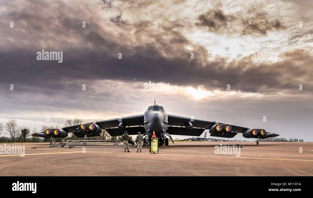 Navigant de première classe Robert McGuckin, 5e Escadron de préparation logistique de distribution de carburants, de compagnon ravitaille un B-52H Stratofortress à l'aide d'un pantographe à RAF Fairford, Angleterre, le 16 janvier 2018. Le pantographe est réglable pour atteindre l'avion, et peut faire le plein de B-52 à jusqu'à 510 gallons par minute. (U.S. Photo de l'Armée de l'air par la Haute Airman J.T. Armstrong) Banque D'Images