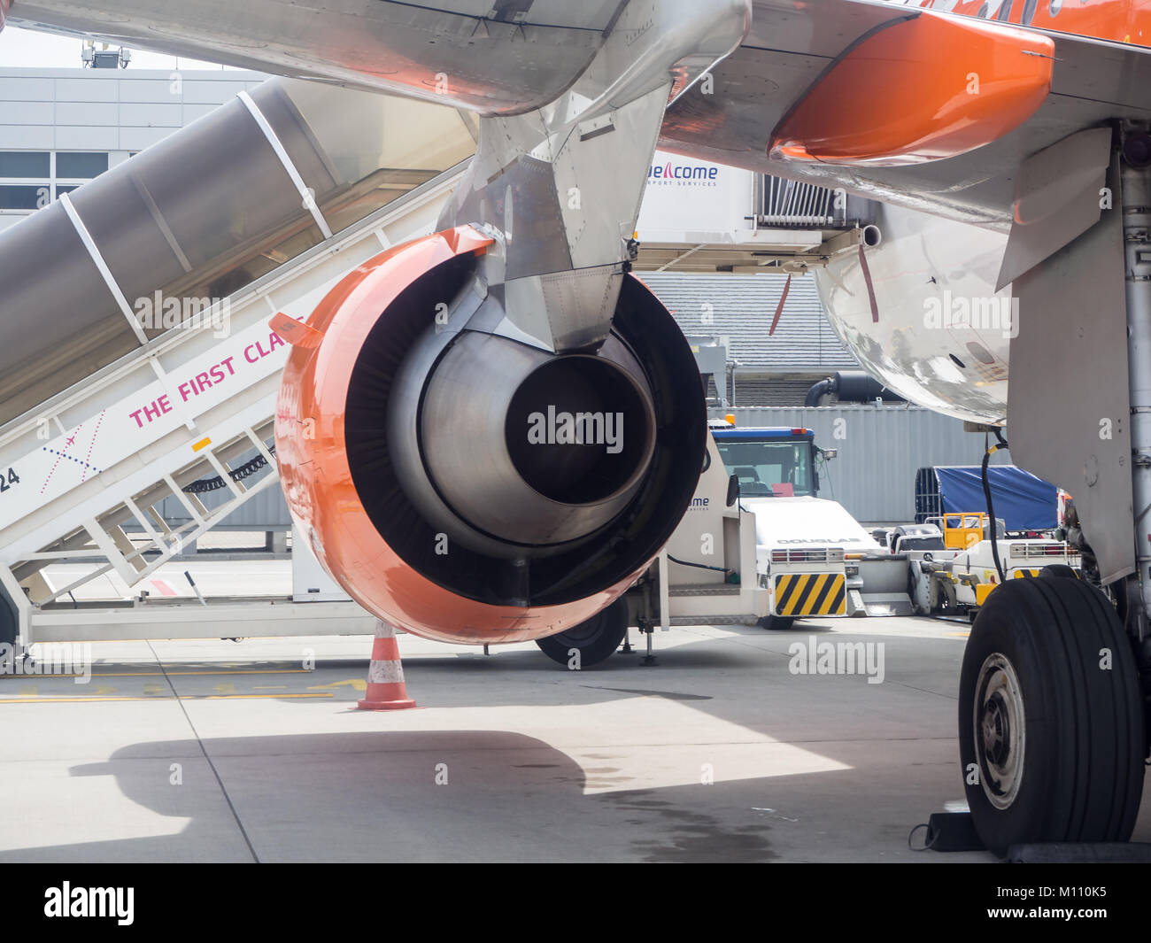 Cracovie, Pologne - 6 juin 2017 : échappement de la Rolls Royce moteur à réaction, des pylônes, aile , d'atterrissage d'Airbus A320 et de l'aéroport véhicule d'escalier Banque D'Images