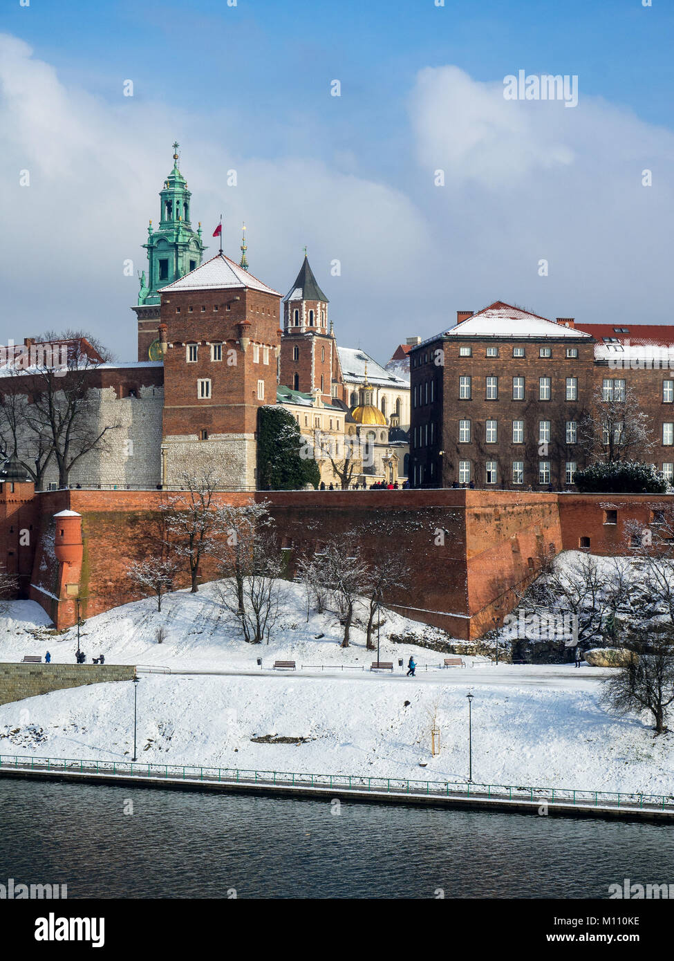 KrakÃ³W, Pologne. Historique royal de Wawel, la cathédrale de style Renaissance avec Sigmund Chapelle au dôme doré et Vistule en hiver. Banque D'Images