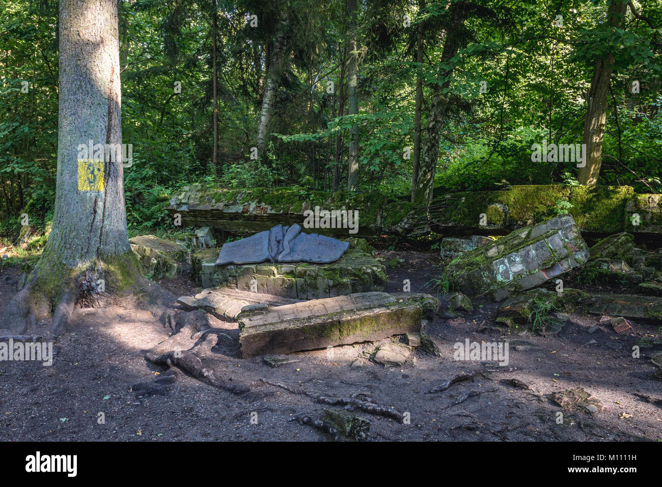 Pierre commémorative du 20 Juillet parcelle - tenté d'assassiner Adolf Hitler en Wolf's Lair - le quartier général d'Adolf Hitler près de Gierloz, Pologne Banque D'Images