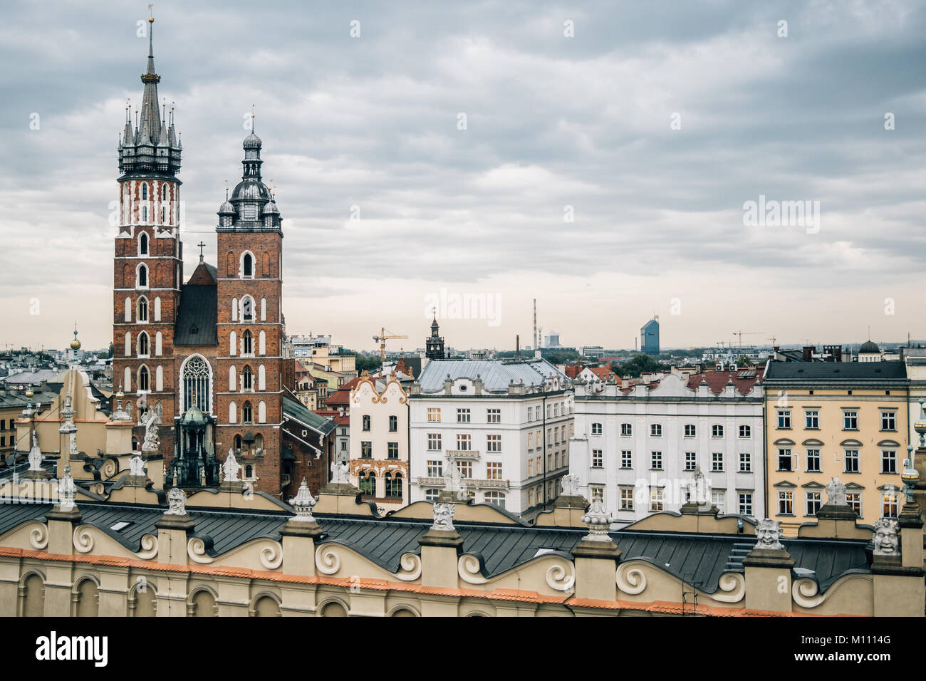 Cracovie vue panoramique avec l'église de Sainte Marie de l'hôtel de ville tower Banque D'Images