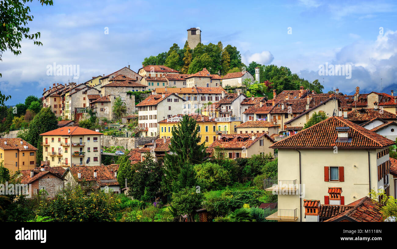 La vieille ville historique de Feltre est situé sur une colline dans la province de Belluno, Alpes Dolomites, Veneto, Italie Banque D'Images