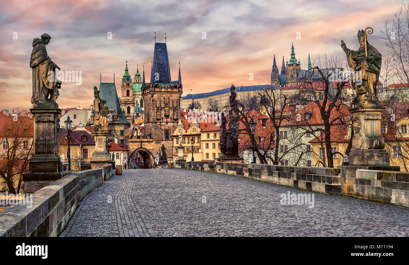 Le pont Charles et Château de Prague en lumière coucher de soleil spectaculaire, Prague, République tchèque. Le château de Prague est le plus grand château ancien dans le monde. Banque D'Images Le pont Charles et Château de Prague en lumière coucher de soleil spectaculaire, Prague, République tchèque. Le château de Prague est le plus grand château ancien dans le monde. Banque D'Images