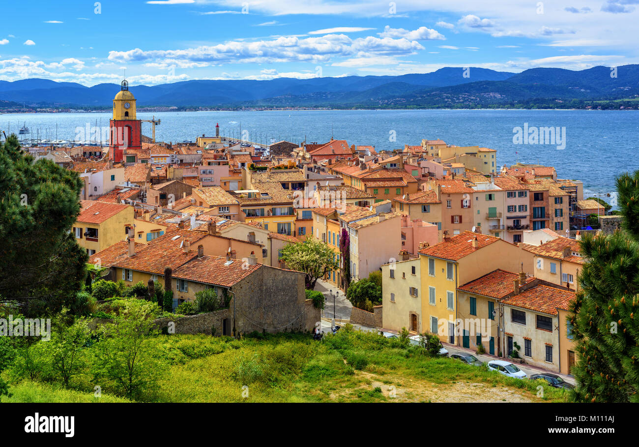 Vieille ville historique pittoresque de St Tropez, une station balnéaire populaire sur la mer Méditerranée, Provence, France Banque D'Images