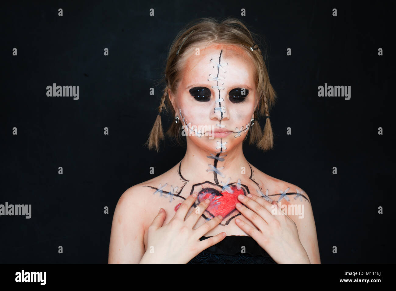 Jeune fille avec maquillage Halloween nad Broken Love Heart Photo Stock -  Alamy