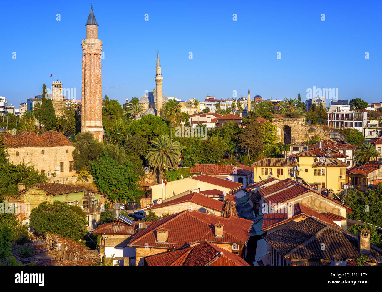 Toits de tuiles rouges de la vieille ville d'Antalya, Turquie, avec Minaret Yivli, Tour de l'horloge et la mosquée Tekeli Mehmet Pasa Banque D'Images