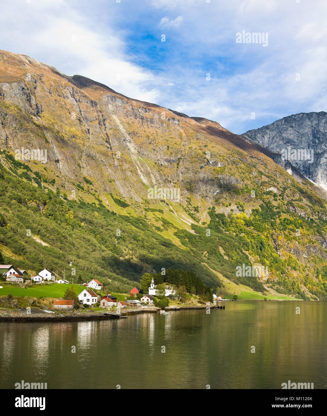 La vie en Norvège : fjord, montagnes et village sur la rive du fleuve Banque D'Images