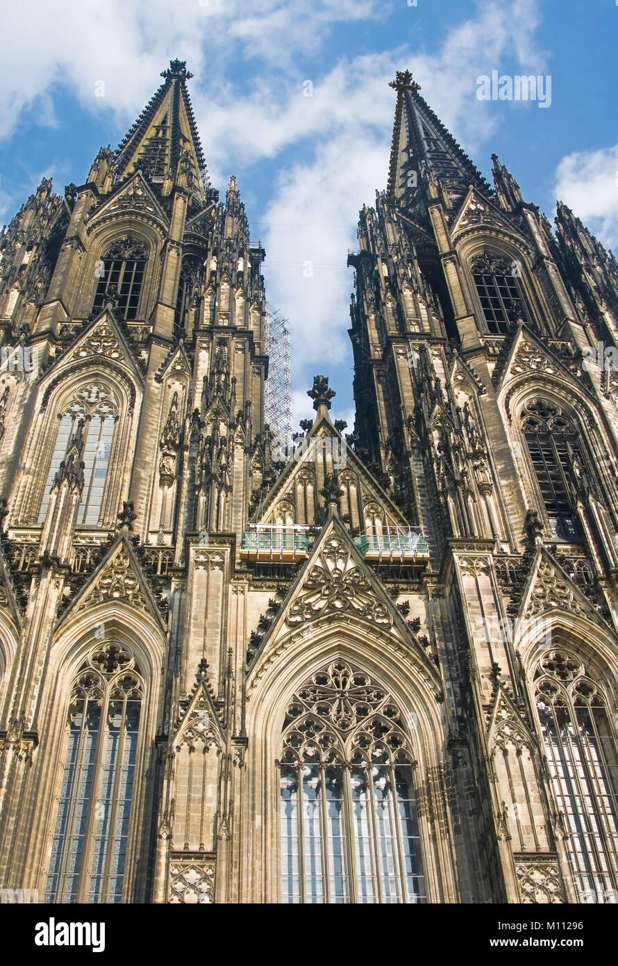 Koelner Dom (Cathédrale de Cologne) plus de ciel bleu dans Koelne (Cologne) Banque D'Images