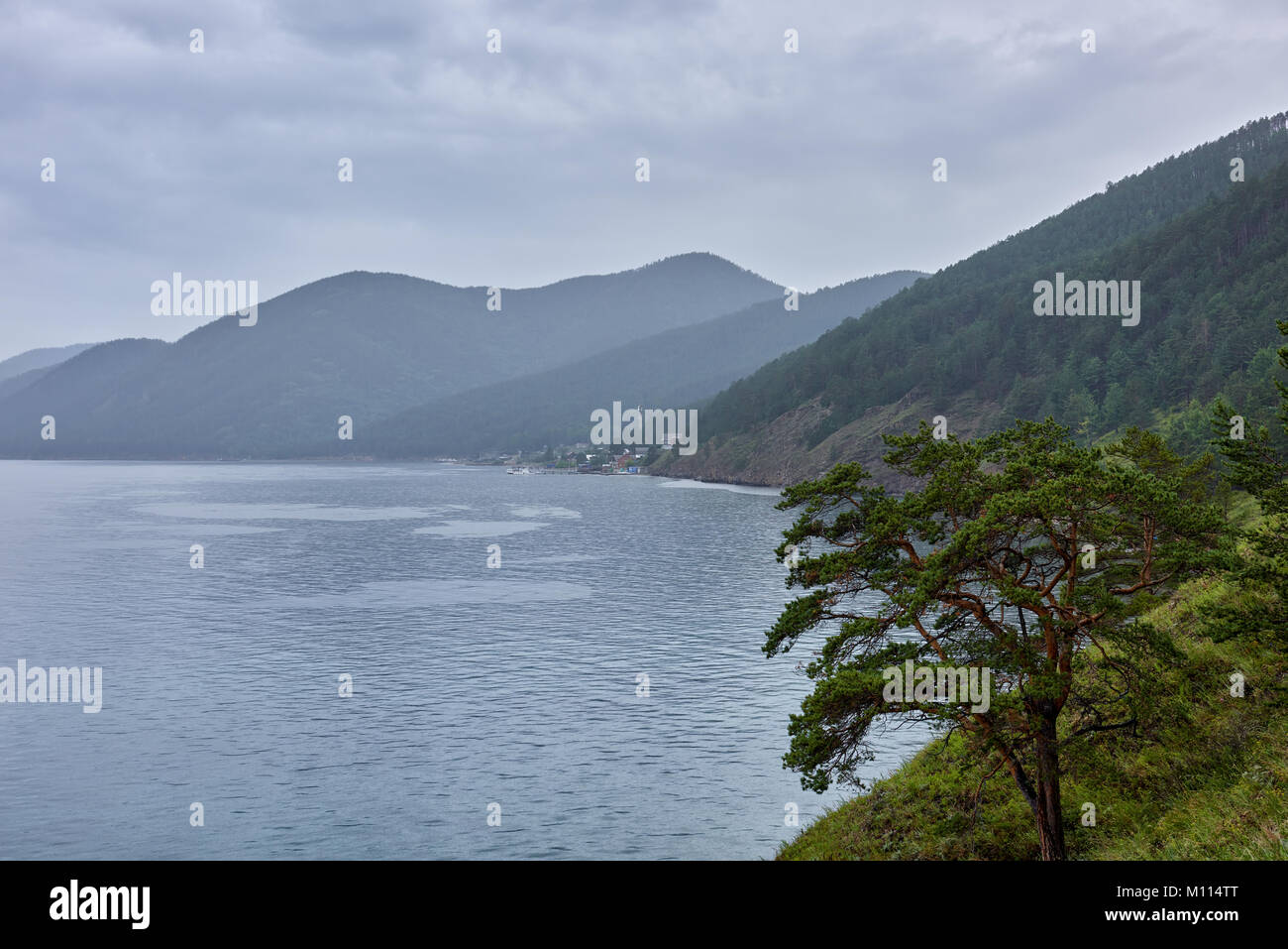 Jour de pluie sur le Lac Baïkal. Parc national. Région d'Irkoutsk. La Russie Banque D'Images