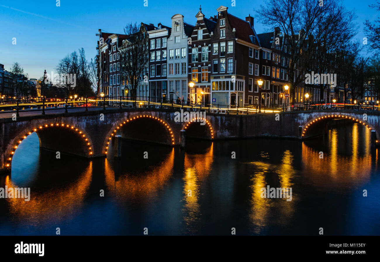 Coucher du soleil sur les ponts de la UNESCO World Heritage Canaux d'Amsterdam, Hollande Banque D'Images
